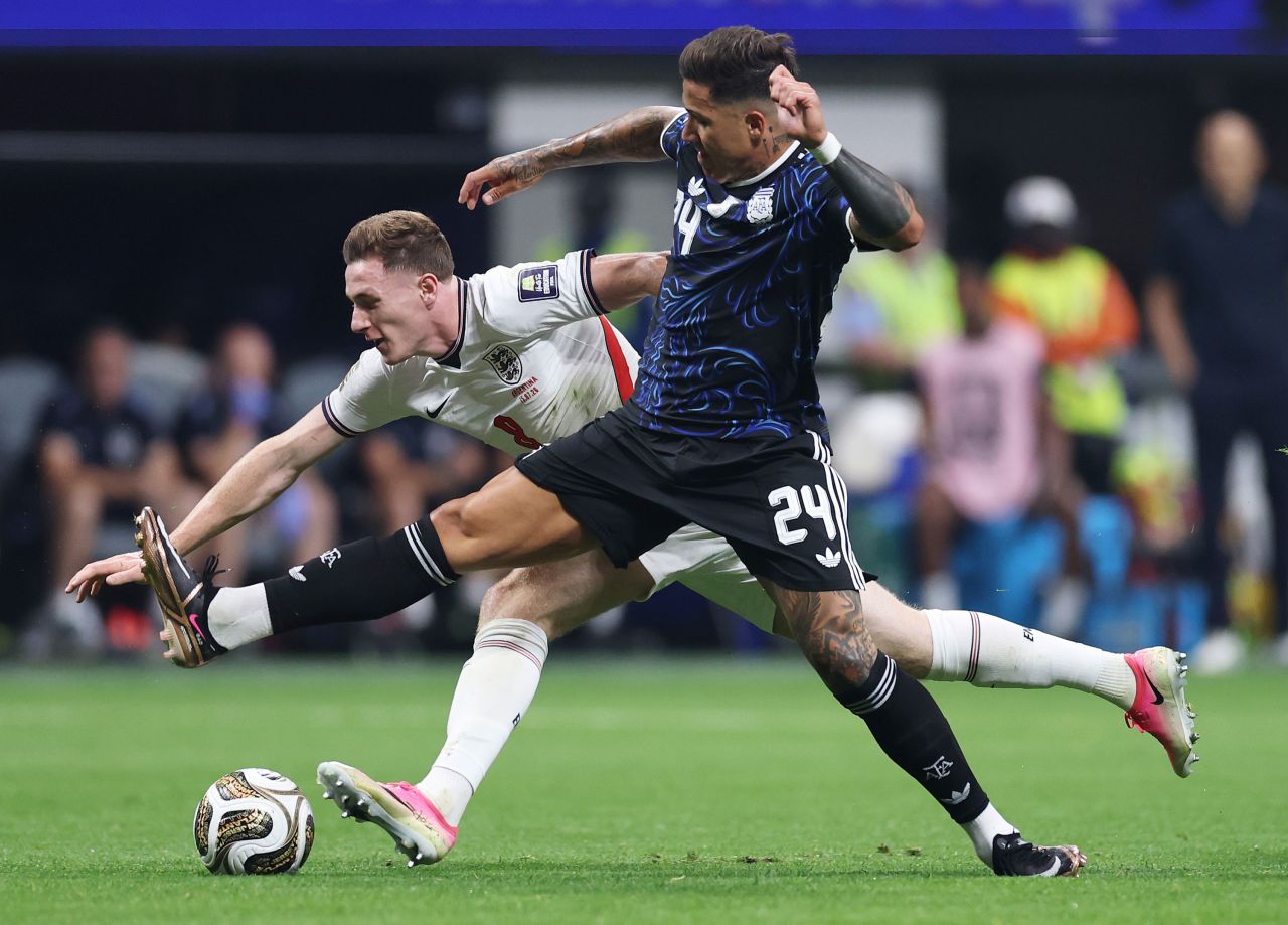 England's Elliot Anderson, left, competes for the ball with Argentina's Enzo Fernández.
