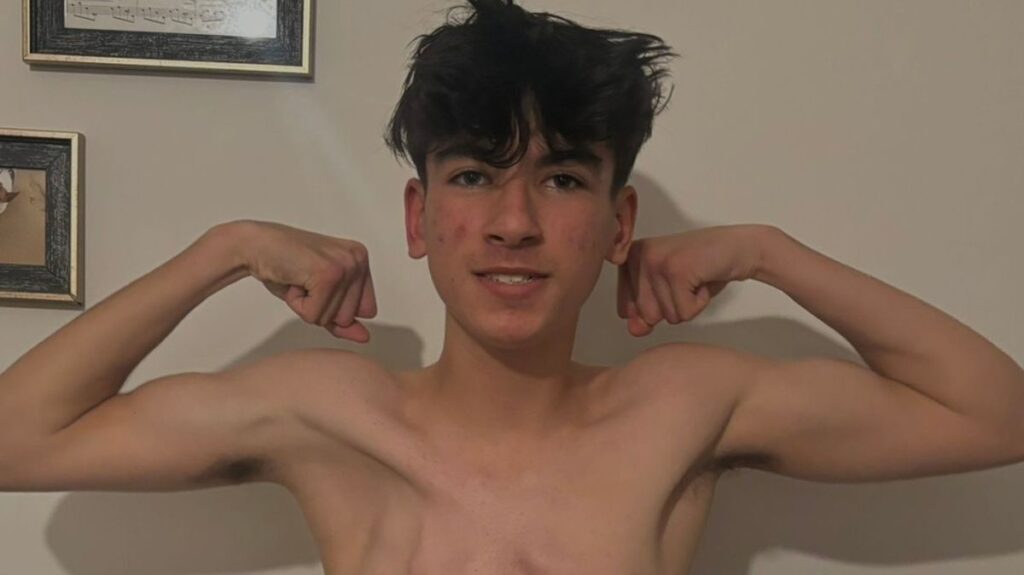 Teen born without muscle is fighting back to inspire others Teen born without muscle is fighting back to inspire others
