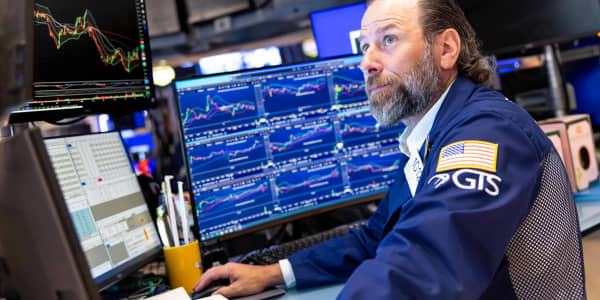S&P 500 closes higher to notch a winning week, helped by tech gains