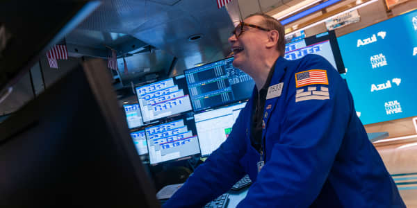 S&P 500 closes higher as chip stocks rise and oil prices slide