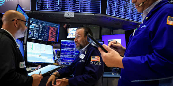 S&P 500 closes slightly lower on Monday, weighed down by rising oil prices