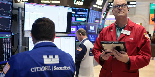 Dow closes more than 250 points higher, aided by cooling oil prices