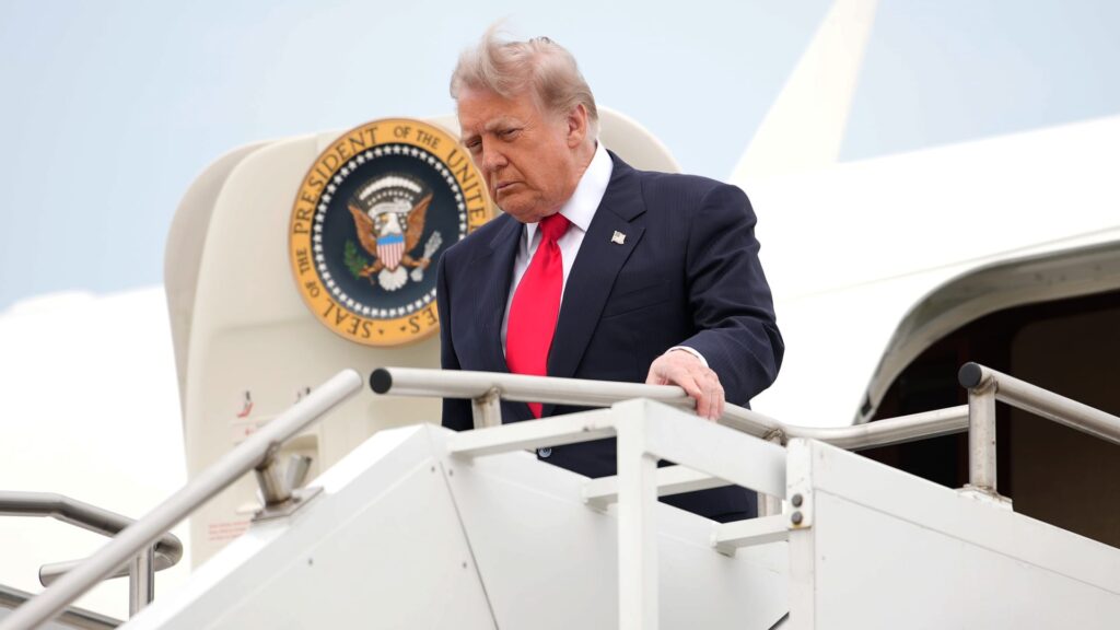 JPMorgan, Schwab and UBS manage millions in Trump’s $858 investment portfolio JPMorgan, Schwab and UBS manage millions in Trump's $858 investment portfolio