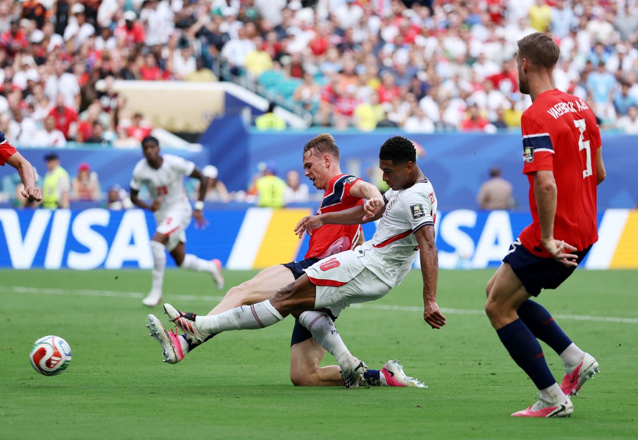 England's Jude Bellingham scores a goal on Saturday.