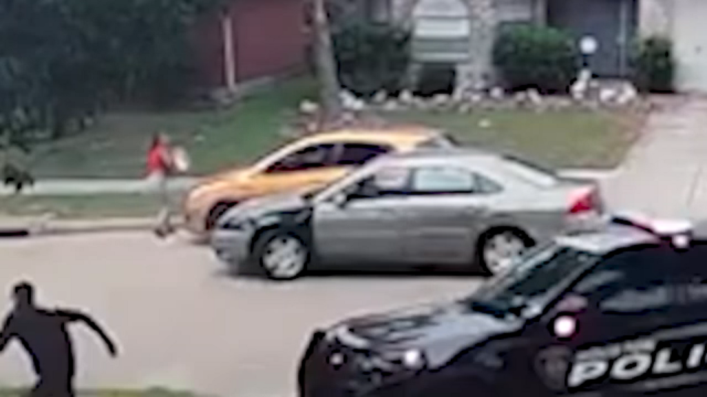 DoorDash driver completes food delivery after being struck by fleeing suspect in Texas, video shows DoorDash driver completes food delivery after being struck by fleeing suspect in Texas, video shows