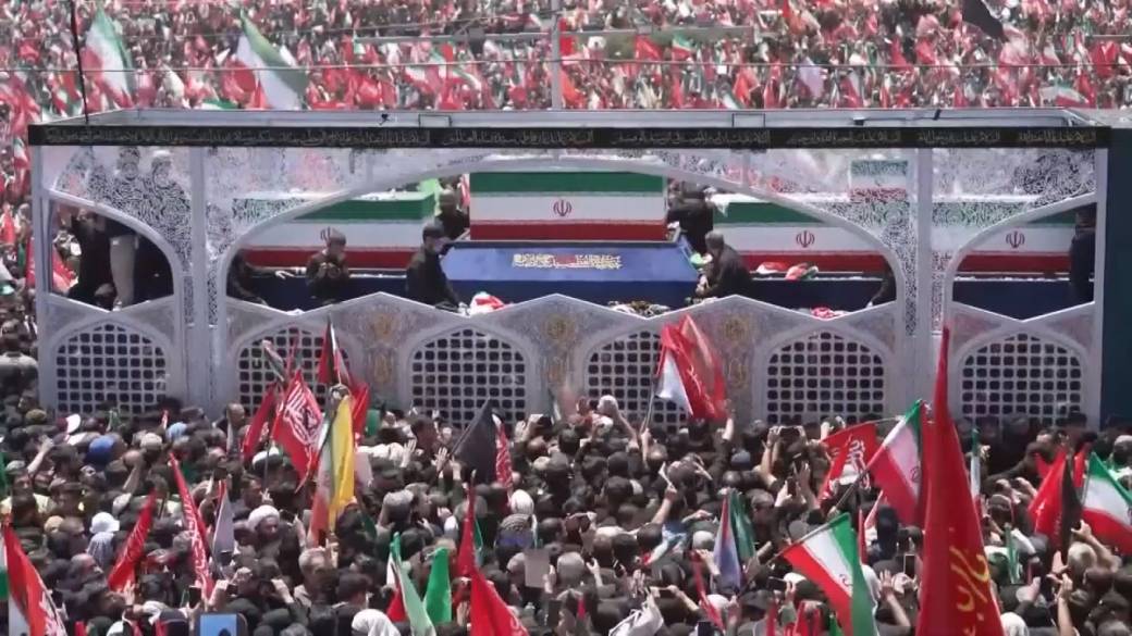 Click to play video: 'Hundreds of thousands line Tehran streets for Khamenei’s funeral'