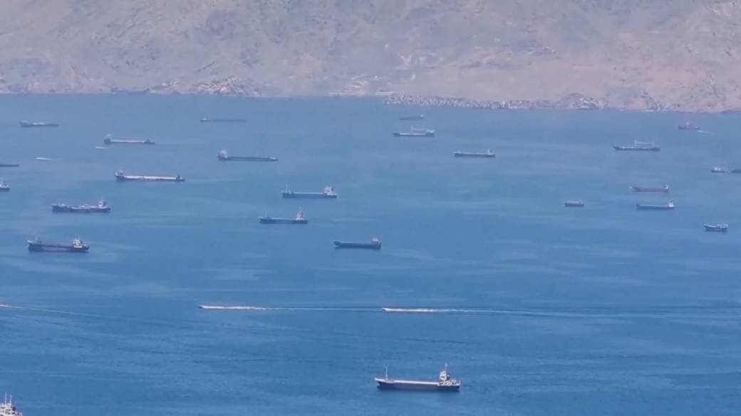 Click to play video: 'U.S. and Iran reignite standoff over Strait of Hormuz'