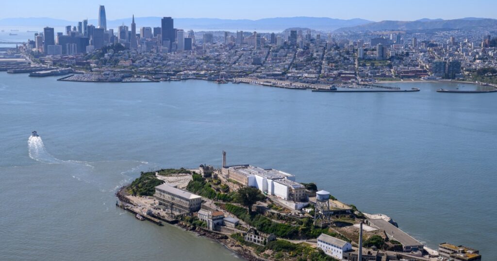 1 dead, 2 missing after boat capsizes near Alcatraz in San Francisco Bay 1 dead, 2 missing after boat capsizes near Alcatraz in San Francisco Bay