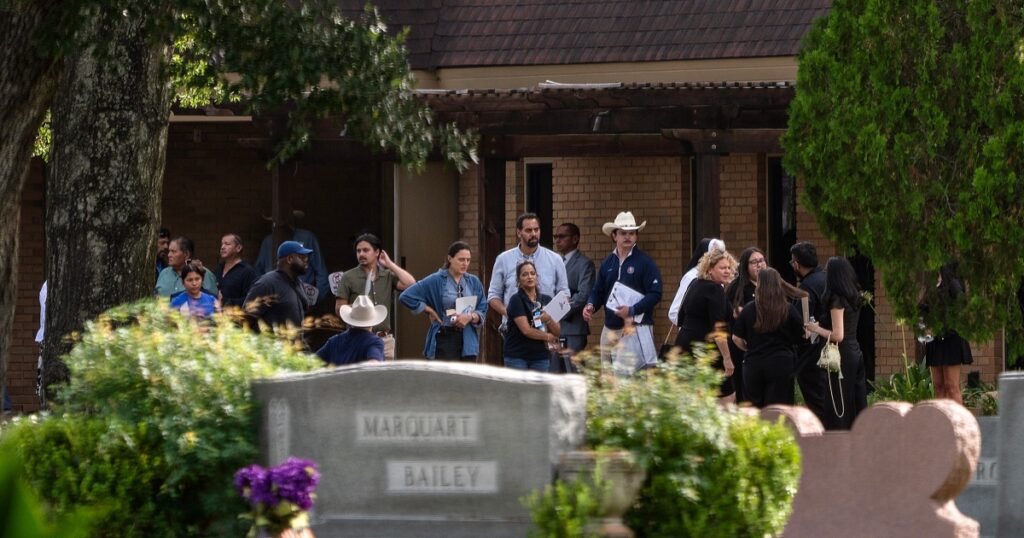 Anguish and disbelief at wake for Lorenzo Salgado Araujo, killed by ICE in Houston Anguish and disbelief at wake for Lorenzo Salgado Araujo, killed by ICE in Houston