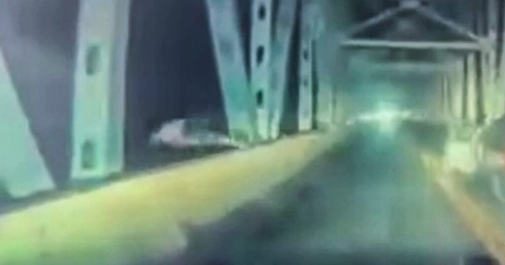 Driver fleeing police dives headfirst off Missouri bridge in getaway attempt Driver fleeing police dives headfirst off Missouri bridge in getaway attempt