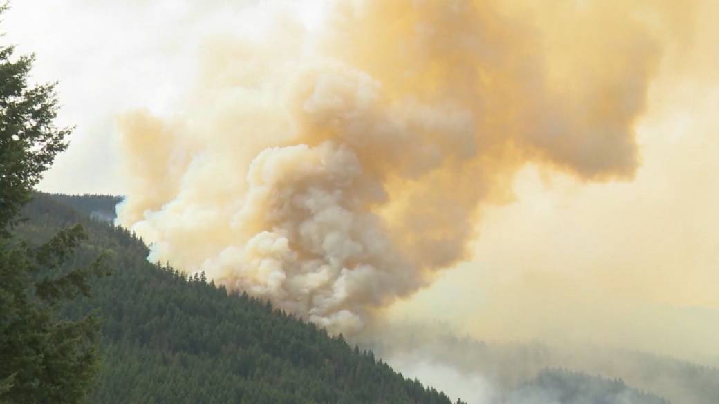 Click to play video: 'Hot, dry conditions fuel B.C. wildfires as evacuation orders expand'