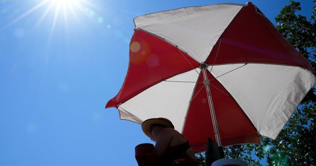 Sweltering heat wave grips central and southern U.S. for a second straight day Sweltering heat wave grips central and southern U.S. for a second straight day
