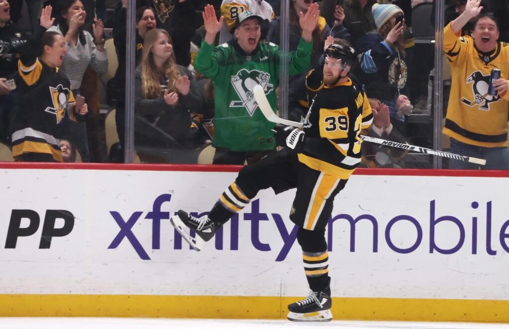Blackhawks Should Sign 33-Goal Free Agent To Short Blackhawks Should Sign 33-Goal Free Agent To Short