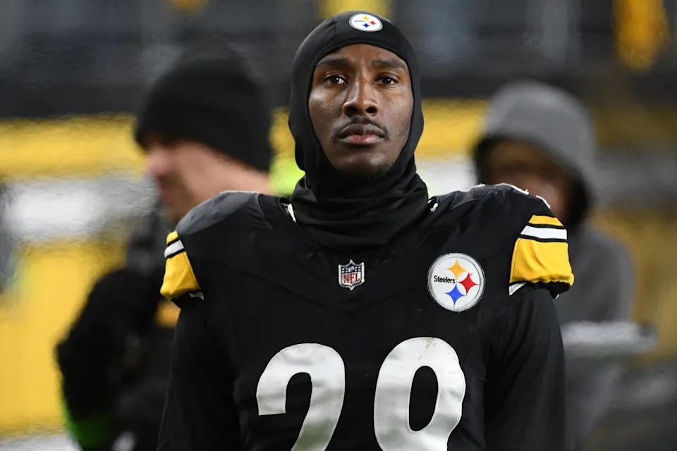 Nov 2, 2023; Pittsburgh, Pennsylvania, USA; Pittsburgh Steelers cornerback Levi Wallace (29) on the sidelines in a game against the Tennessee Titansat Acrisure Stadium. Mandatory Credit: Philip G. Pavely-USA TODAY Sports© Philip G. Pavely-Imagn Images.