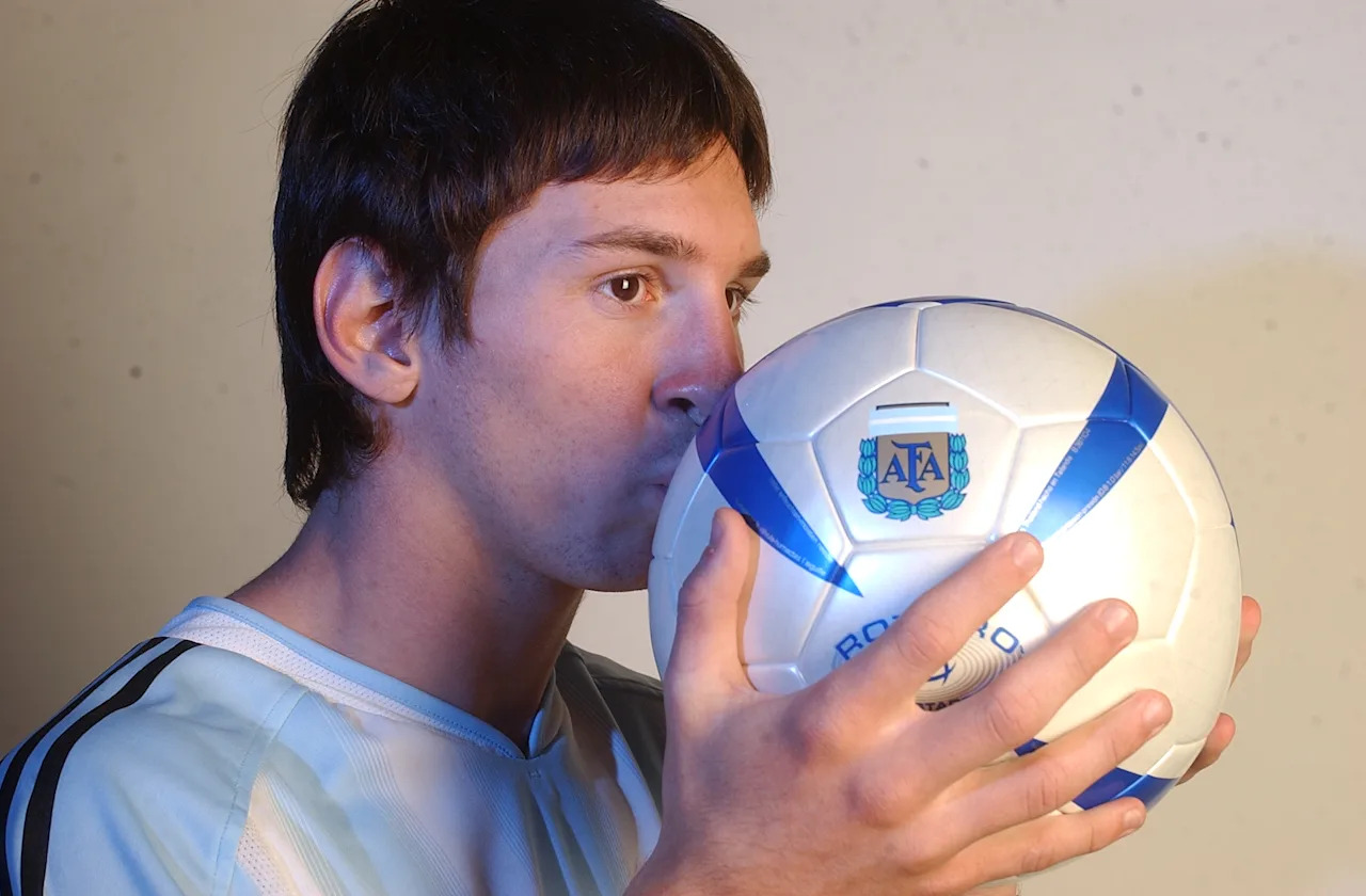 BUENOS AIRES, ARGENTINA - JUNE: Argentine footballer Lionel Messi poses during a private photo session for El Gráfico magazine on June, 2005 in Buenos Aires, Argentina. (Photo by Jorge Dominelli/El Grafico/Getty Images)