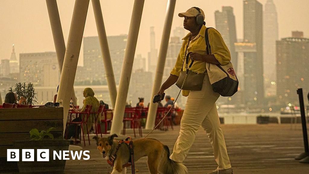 More than 800 Canadian wildfires burning as air quality alerts extend to US More than 800 Canadian wildfires burning as air quality alerts extend to US