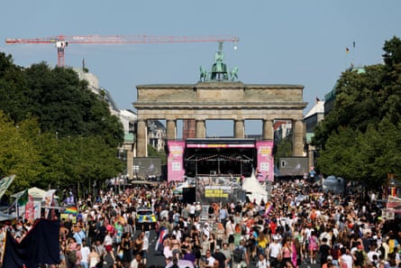 Crowds can be seen in front of the Brandenburg Gate