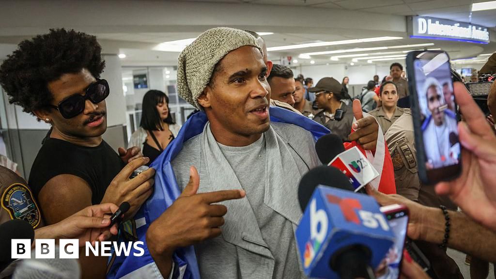 Cuban dissident Luis Manuel Otero Alcántara goes into exile in US Cuban dissident Luis Manuel Otero Alcántara goes into exile in US