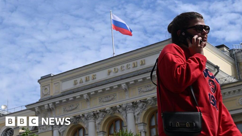 Russians turn to cash putting more strain on slowing wartime economy Russians turn to cash putting more strain on slowing wartime economy