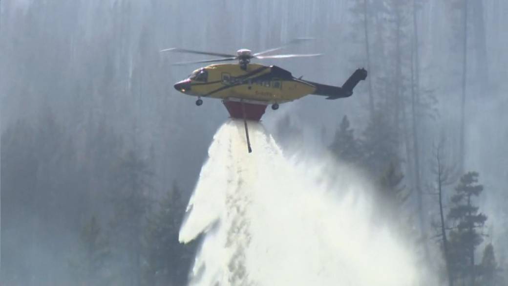 Click to play video: 'Crews dealing with uncooperative conditions while fighting Brunswick Creek wildfires'