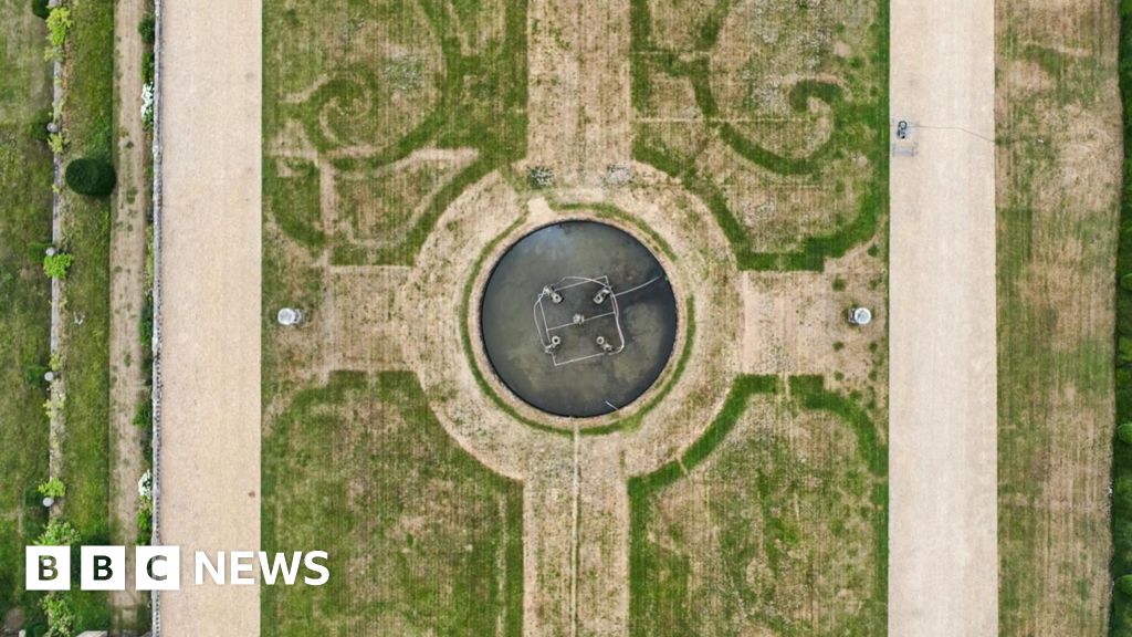 Chatsworth’s parched grass reveals ‘lost’ 17th Century garden Chatsworth's parched grass reveals 'lost' 17th Century garden