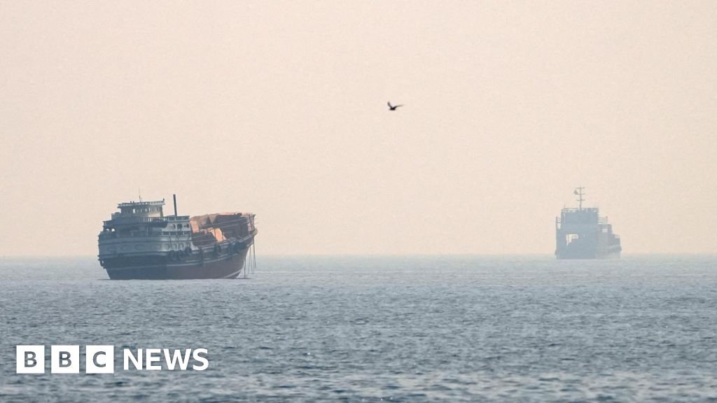 US launches fresh strikes as Iran closes Strait of Hormuz US launches fresh strikes as Iran closes Strait of Hormuz