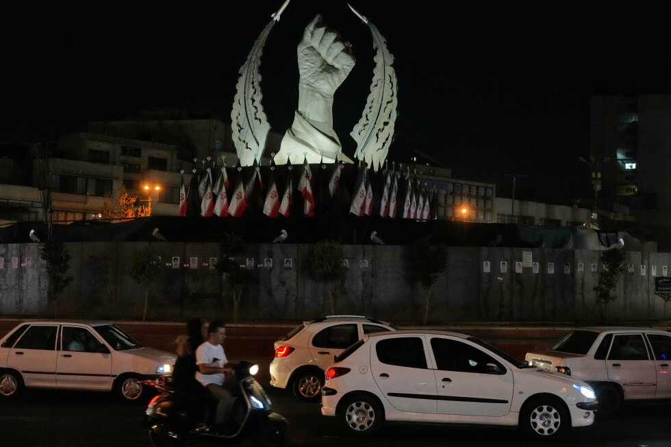 US bombing of Iran expands as American troops killed and Tehran retaliates against the Gulf states US bombing of Iran expands as American troops killed and Tehran retaliates against the Gulf states