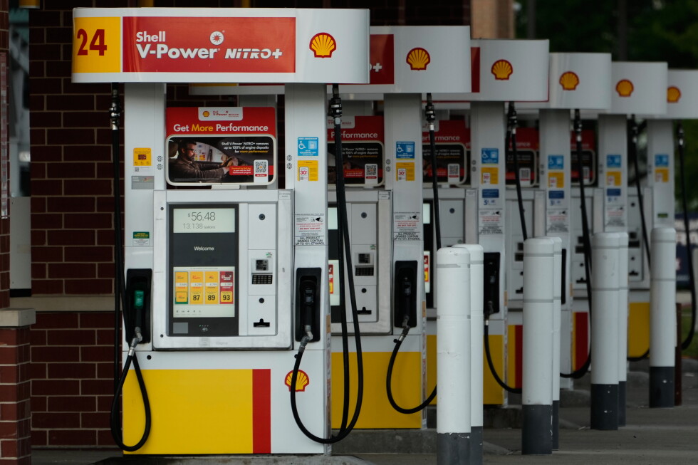 US gas prices back up to an average of $4 a gallon as Iran war heats up US gas prices back up to an average of $4 a gallon as Iran war heats up