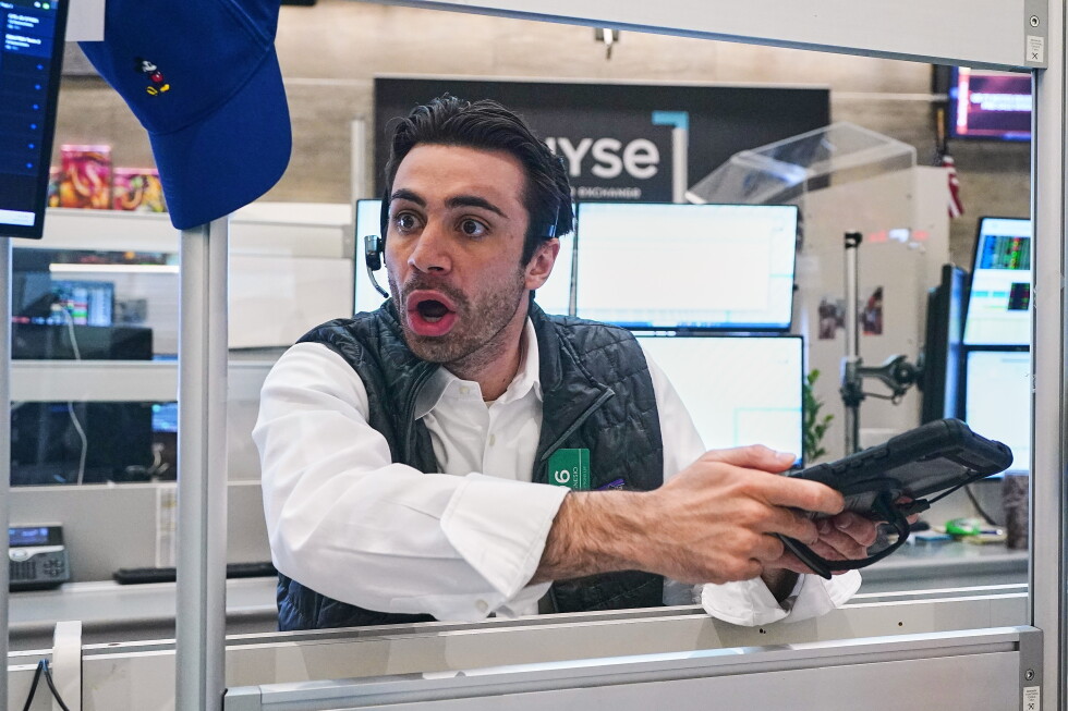Stocks waver on Wall Street while crude oil prices fall for the first time in a week Stocks waver on Wall Street while crude oil prices fall for the first time in a week