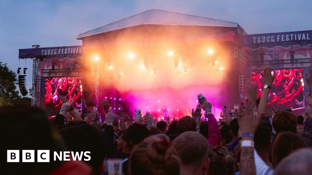 Food stall closed after dozens report falling ill at Truck Festival Food stall closed after dozens report falling ill at Truck Festival