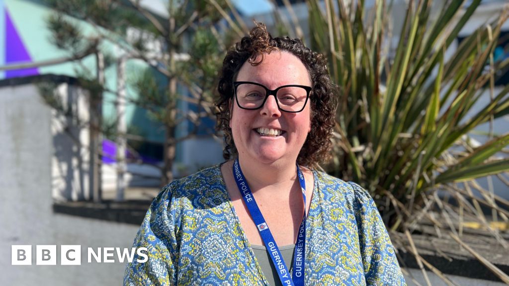 Police in Guernsey urge parents to ‘talk to your kids’ about tech Police in Guernsey urge parents to 'talk to your kids' about tech