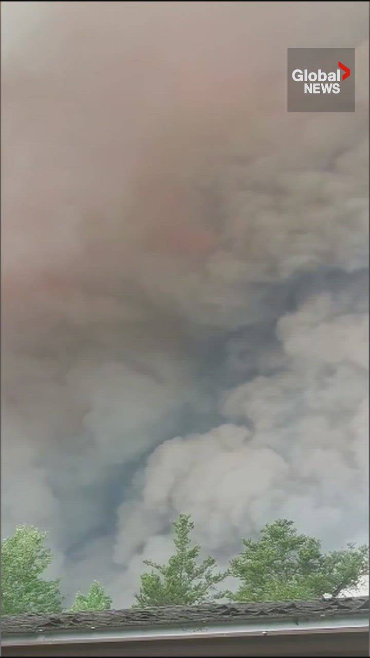 Click to play video: '‘Canadians always look after each other’: Carney praises first responders amid wildfires'