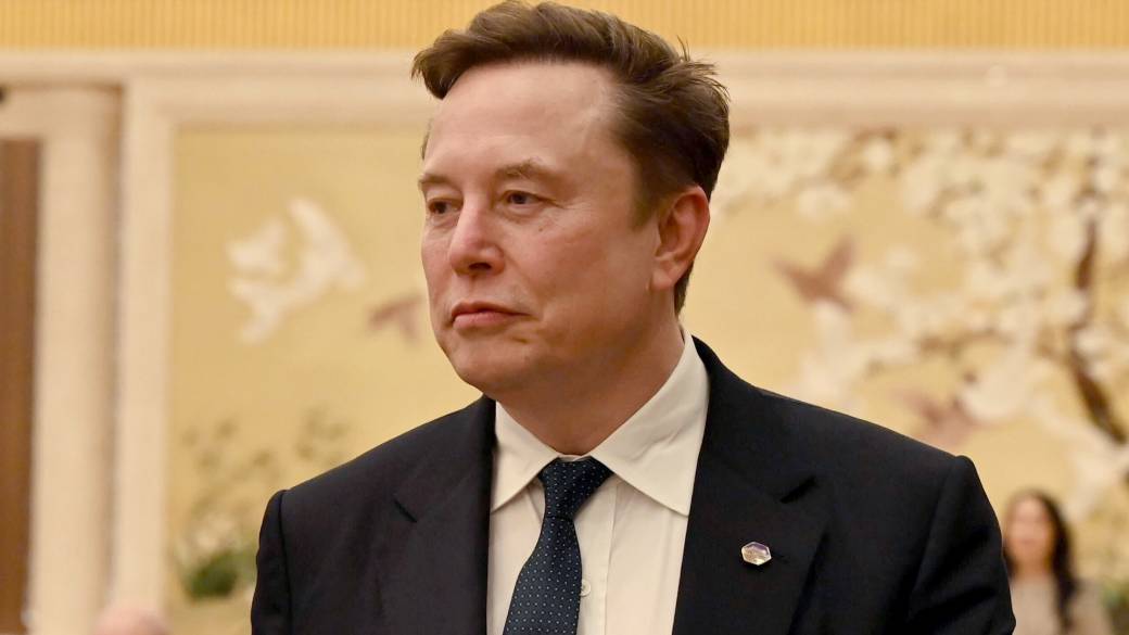 Click to play video: 'Elon Musk becomes world’s 1st trillionaire after massive SpaceX IPO'