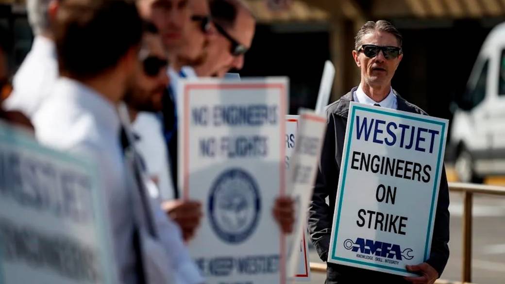 Click to play video: 'WestJet mechanics ratify collective agreement after long weekend strike'