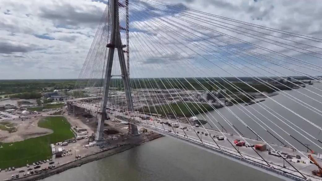 Click to play video: 'Gordie Howe Bridge opening celebrations ‘would be inappropriate,’ says minister'