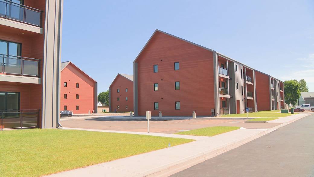 Click to play video: 'Calgary councilors presented with trio of affordable housing spending options'