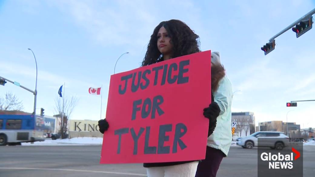 Click to play video: 'Family and friends of crash victims gather outside RCMP headquarters'