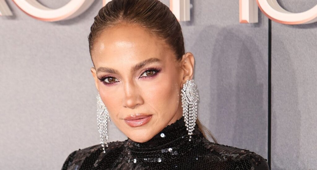Jennifer Lopez Breaks Wimbledon Fashion Etiquette with This One Oversized Accessory Jennifer Lopez Breaks Wimbledon Fashion Etiquette with This One Oversized Accessory