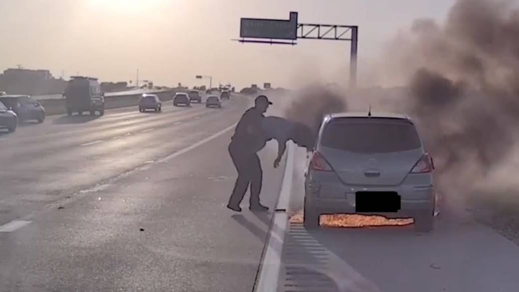 Click to play video: 'Texas officer rescues man from flaming car during routine traffic stop'