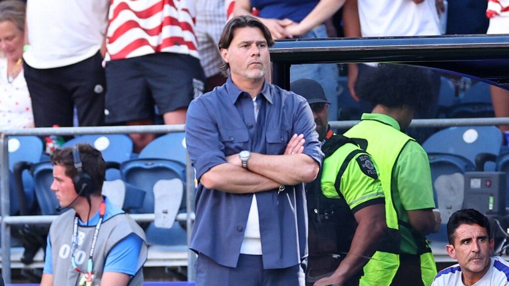 USA coach Mauricio Pochettino kicks Powerade bottles in frustration as team’s first half defense looks shaky USA coach Mauricio Pochettino kicks Powerade bottles in frustration as team's first half defense looks shaky