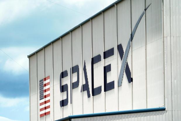 ARQUIVO - Logo da SpaceX na fachada de um prédio, em 26 de maio de 2020, no Kennedy Center, em Cabo Canaveral, Flórida, EUA. (Foto AP/David J. Phillip, Arquivo)