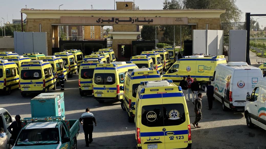 Click to play video: 'Rafah crossing partially reopens after nearly 2 years, allowing Gazans passage'