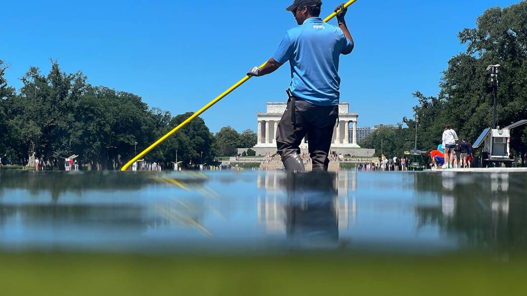 Click to play video: 'Trump’s ‘American flag blue’ reflecting pool turns shade of boggish green'