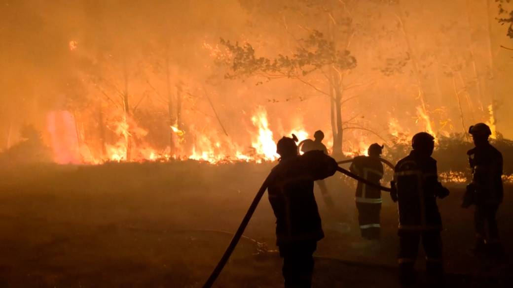 Click to play video: 'France wildfires: “We don’t know when we’ll return home” as evacuations continue'