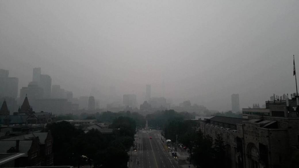 Click to play video: 'Wildfire smoke blankets Toronto as Ontario air quality deteriorates'