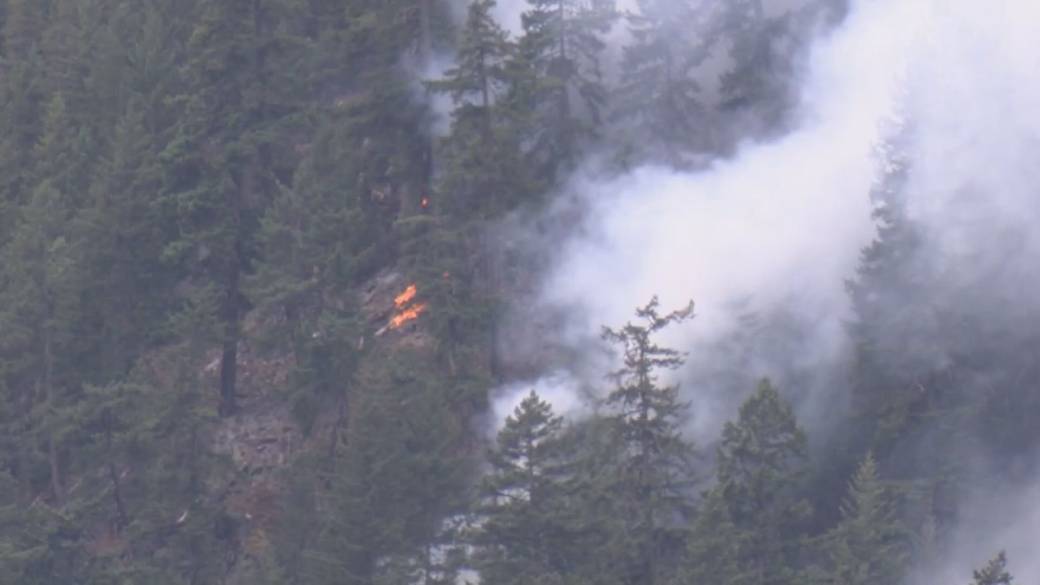 Click to play video: 'Wildfire triggers evcuations and highway closures'