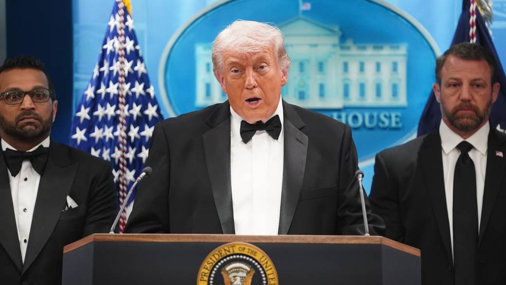 Click to play video: 'Trump unharmed, responds after shooter prompts evacuation at White House Correspondents’ Dinner'