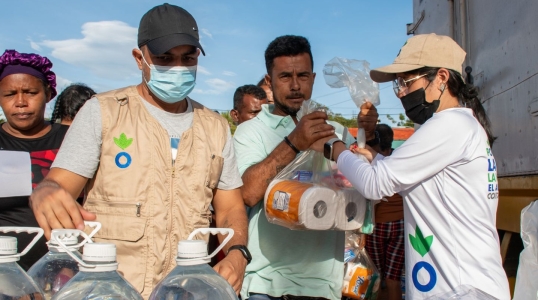 Action Against Hunger returned to the field to distribute personal hygiene kits, menstrual health kits, and cleaning and disinfection kits—along with drinking water—to refugee families at the Montesi Baseball Stadium in Playa Grande.
