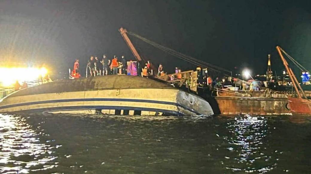 Click to play video: 'At least 34 dead as tourist boat capsizes in Vietnam’s Ha Long Bay'
