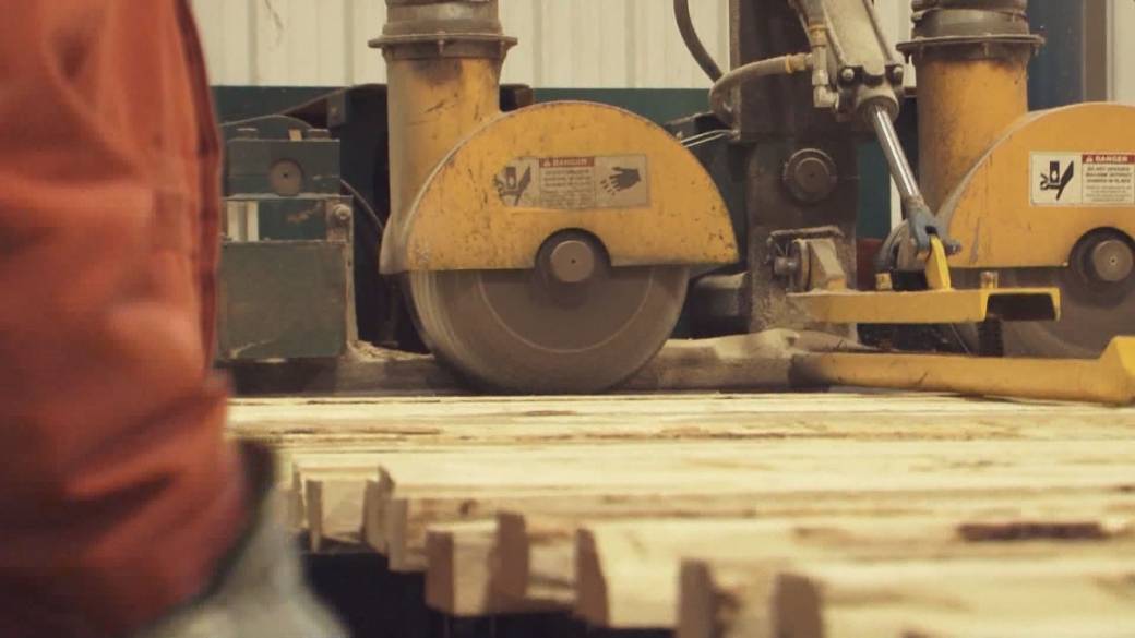 Click to play video: 'Hundreds of jobs lost as Canfor announces closure of 2 B.C. sawmills.'